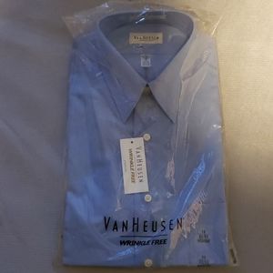 Mens Van Heusen Long Sleeve Dress Shirt.